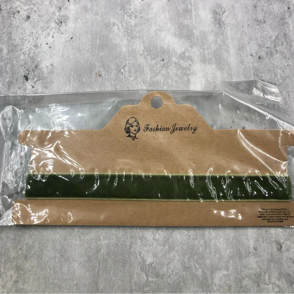 Chic Green Velvet Choker NWT - Picture 8 of 10